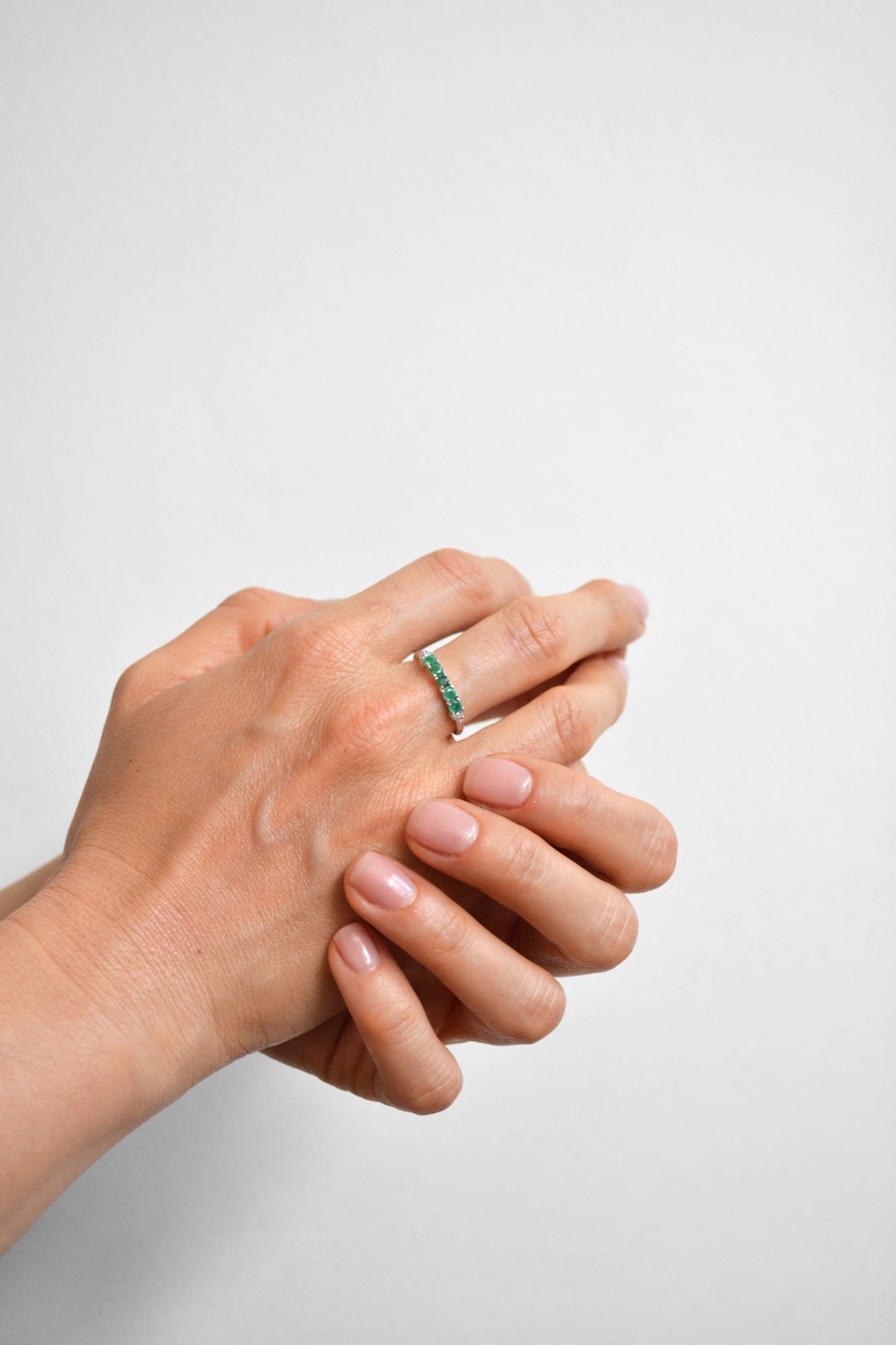 14K Anillo oro blanco esmeraldas diamantes