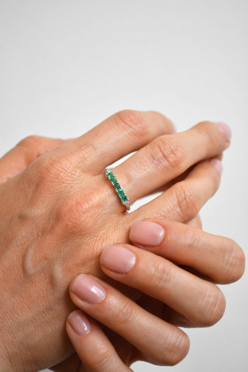 14K Anillo oro blanco esmeraldas diamantes