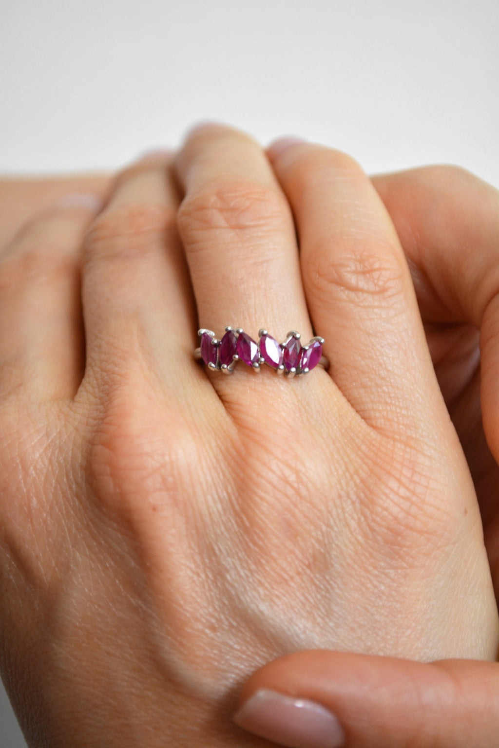 14K Anillo oro blanco rubíes