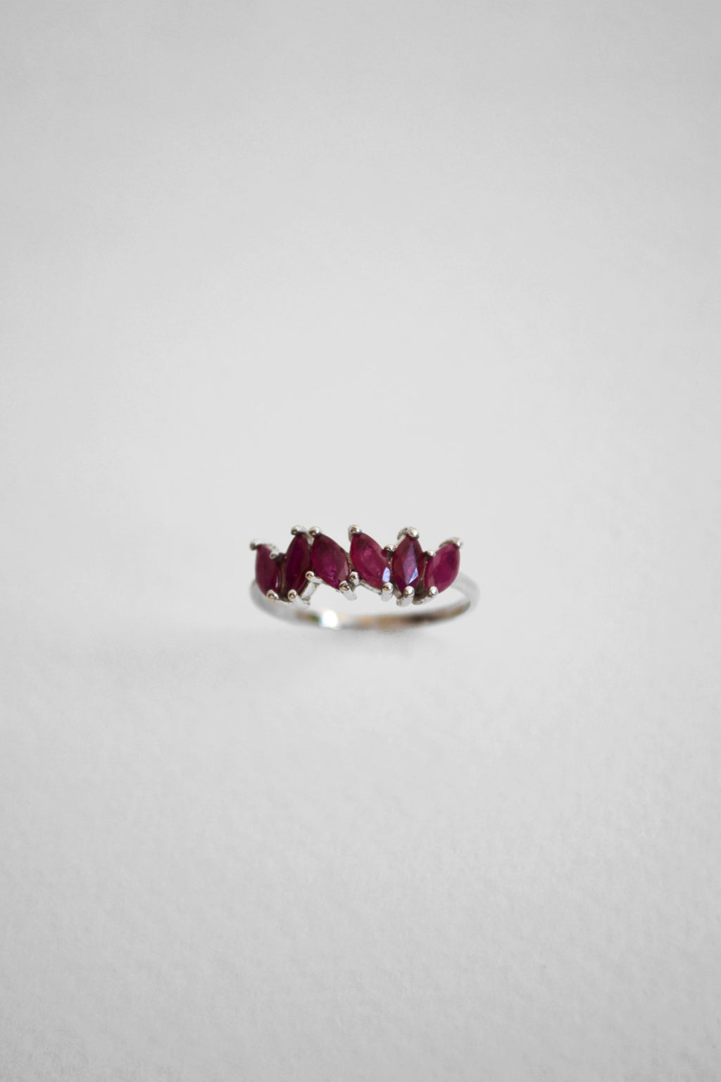 14K Anillo oro blanco rubíes