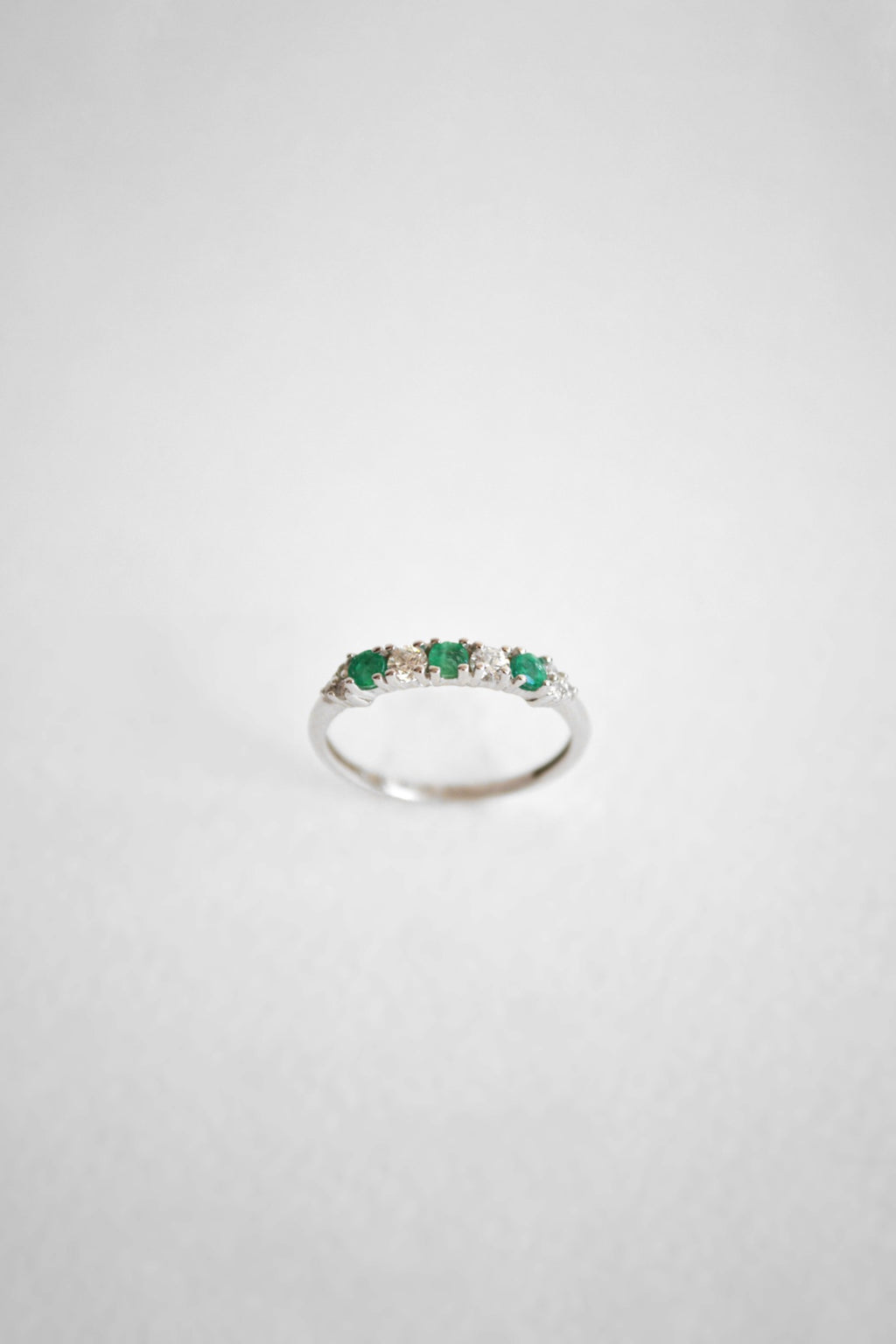 14K Anillo oro blanco esmeraldas diamantes