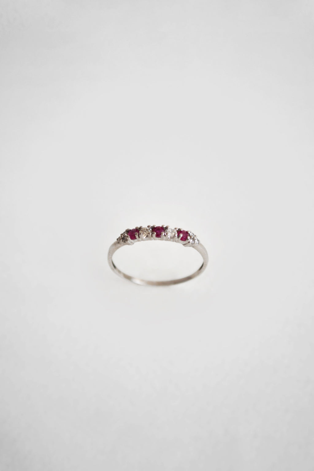 14K Anillo oro blanco rubíes diamantes