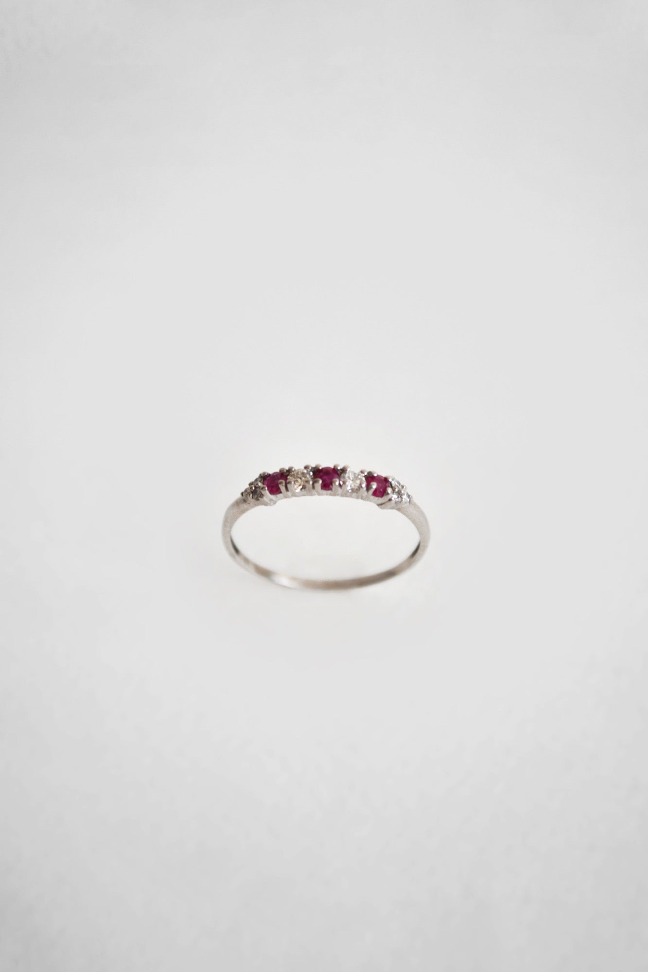 14K Anillo oro blanco rubíes diamantes