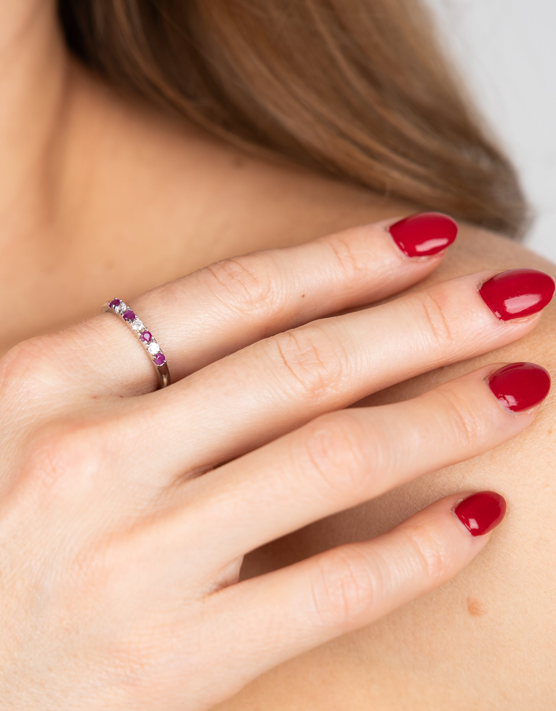 14K Anillo oro blanco rubíes diamantes