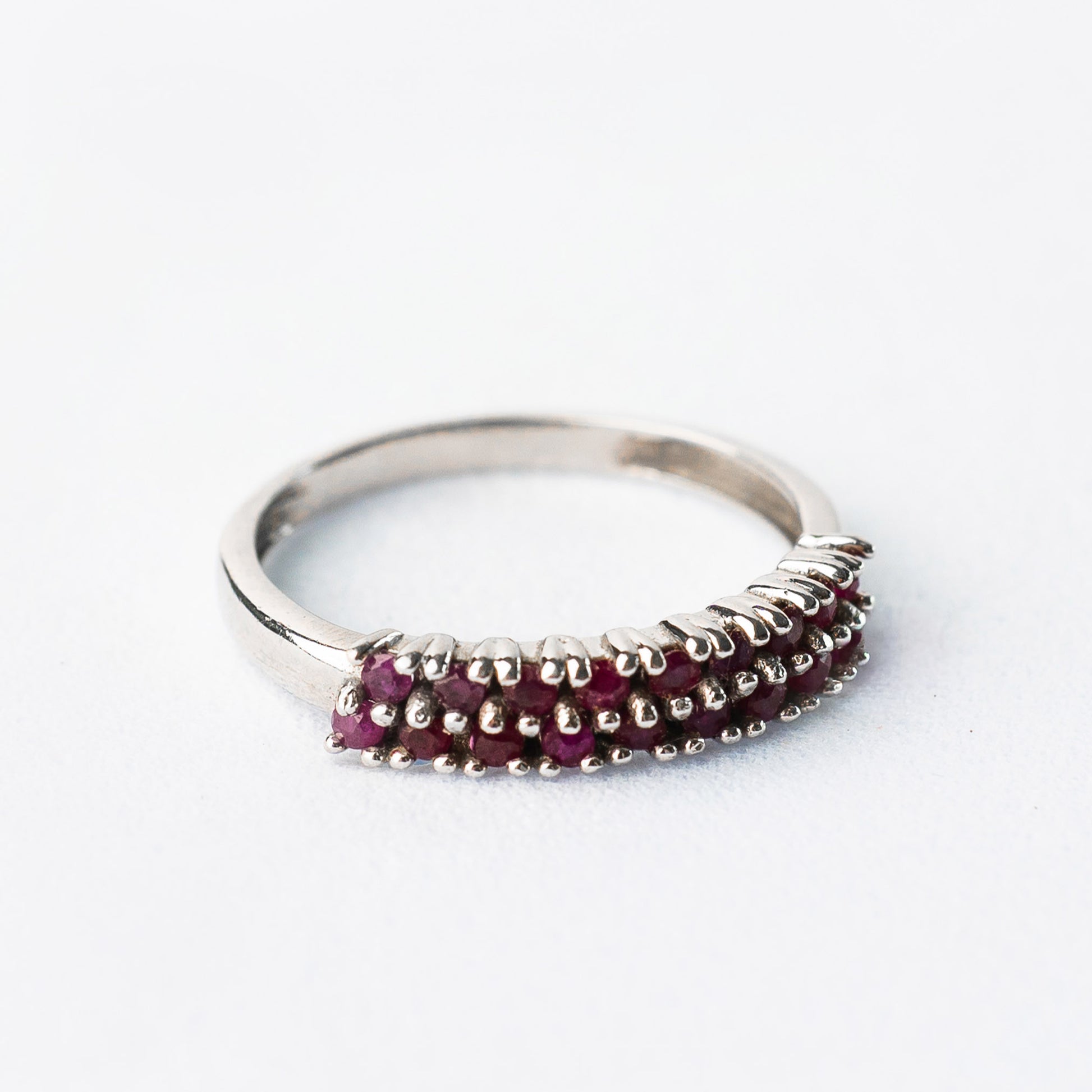 14K Anillo oro blanco rubíes