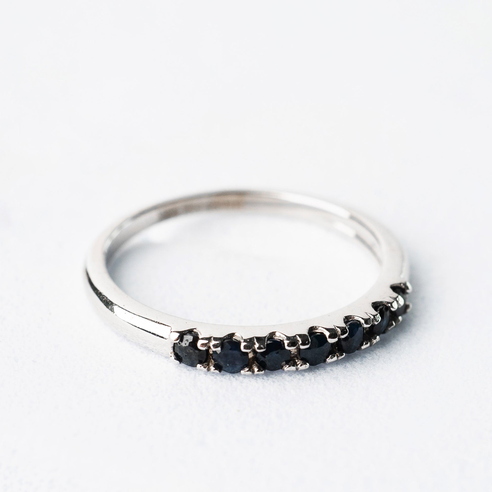 14K Anillo oro blanco zafiros