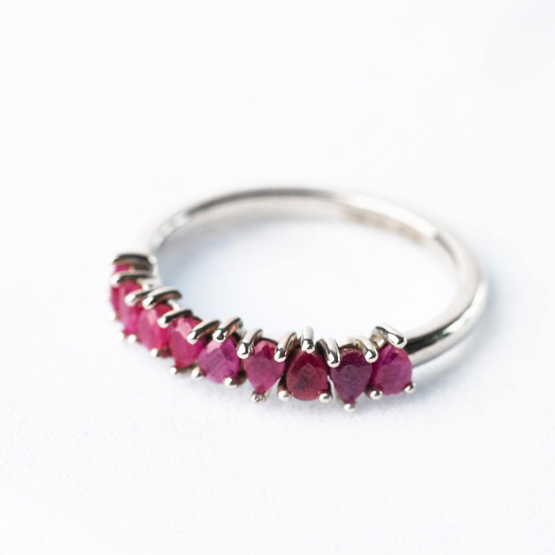 14K Anillo oro blanco rubíes