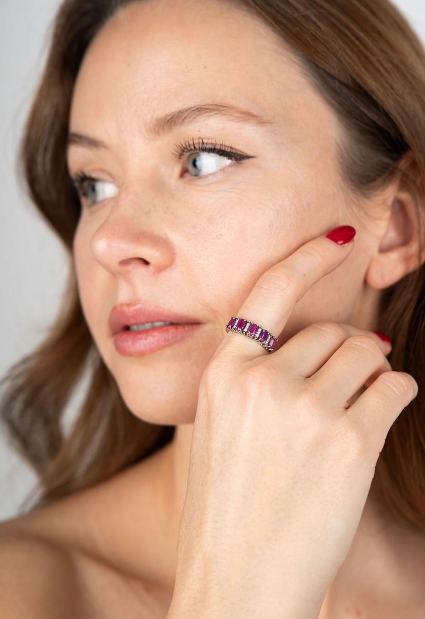 14K Anillo oro blanco rubíes diamantes